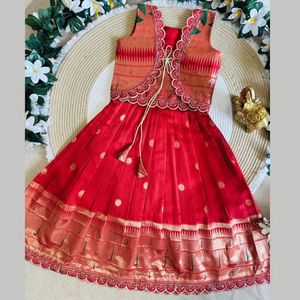 Robe pour enfants en soie Paithani rouge avec manteau de créateur, tissage Paithani traditionnel, entièrement cousue, tenue de mariage festive, vente en gros - Product Image 4