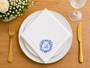 Serviette en lin de qualité supérieure avec broderie monogramme |   Serviette de table en lin blanc avec élégant motif bleu et initiales. Table de luxe - Product Image 4