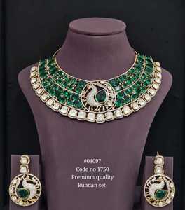 Juego de Joyería Kundan 04097, Chapado en Oro, Latón, Collar y Aretes Verdes con Motivo de Pavo Real, para Novias y Bodas - Product Image 1