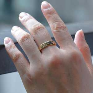 Bague en or jaune 14 carats unisexe avec gravure de branche d'olivier, trois pierres en moissanite bleue et blanche - Product Image 4