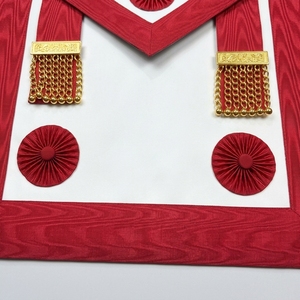 Delantal Masónico Rojo Personalizado con Adornos de Cadena Dorada y Insignias Circulares Bordadas, Delantal Ceremonial Clásico de Tela - Product Image 5