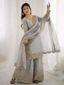 Ensemble Sharara élégant avec dupatta, broderie lourde et travail de sequins, tenue ethnique de créateur pour fêtes et mariages - Product Image 3