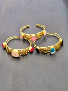 กำไลทองเหลืองแบบกำหนดเอง ประดับด้วยหินเรซิ่นหลากสี บนกำไลทองเหลืองดีไซน์ทันสมัย โดย Universal Overseas - Product Image 2