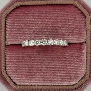 Anillo de media eternidad con diamantes redondos brillantes, cultivados en laboratorio, plata 925, regalo de compromiso y boda, joyería sorpresa para tu pareja. - Product Image 1