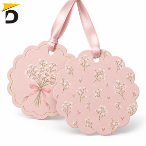 Étiquettes suspendues personnalisées avec logo, graphisme clair, papier cartonné de qualité supérieure et style attrayant pour la présentation de vêtements et de produits - Product Image 1