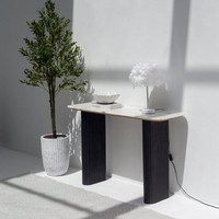 Table console Vandana Lunaris en marbre mérinos avec pieds en bois noir, design moderne et luxueux