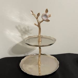 Plateau à dessert décoratif à deux niveaux en laiton avec poignée pour service de thé, présentation de pâtisseries, centre de table et décoration de cuisine de luxe - Product Image 1