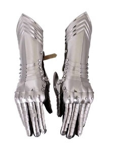 Gants en acier forgé avec un design artisanal détaillé pour les espaces d'exposition, les expositions muséales, les événements costumés et l'usage décoratif - Product Image 1