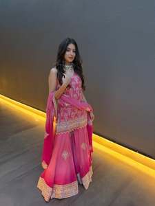 Ensemble prêt-à-porter pour soirée : haut en faux georgette imprimé et brodé, avec bas imprimé et brodé, et dupatta en georgette. - Product Image 2