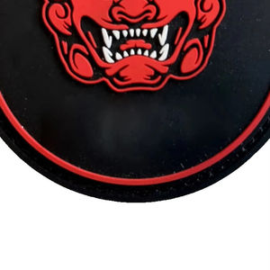 ป้าย PVC นิ่มแบบกำหนดเองขายส่ง พร้อมแถบเวลโคร ป้ายติดเสื้อผ้า โลโก้แบรนด์ ป้ายยางซิลิโคนเย็บติดผ้า พร้อมแถบเวลโครสำหรับหมวก - Product Image 4