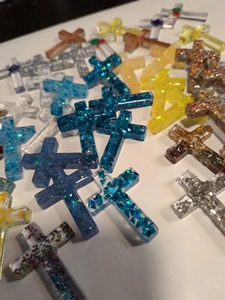 Croix carrée en résine ILAHI avec motif artistique, bords lisses, couleurs vives, décoration d'intérieur - Product Image 1