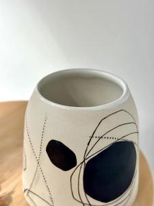 แจกันเซรามิกศิลปะนามธรรมร่วมสมัย รูปทรงมินิมอล ลายสีกรมท่าโดดเด่น พร้อมดีไซน์ผิวด้าน เหมาะสำหรับตกแต่งบ้านสไตล์โมเดิร์น - Product Image 2