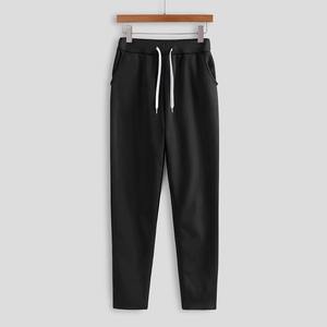 ชุดวอร์มทรงโอเวอร์ไซส์แบบขาบาน ผลิตจากผ้าเนื้อนุ่มพิเศษ พร้อมดีไซน์ทรงหลวมและกางเกงขาบานเอวสูงเพื่อความสบายสูงสุด - Product Image 3