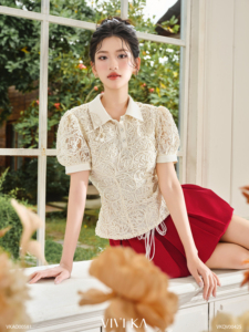 เสื้อเบลาส์ทรงเปปลัม คอปกโปโล แขนพอง แต่งลูกไม้ลายดอกไม้ ผ้าเนื้อสัมผัสแบบผู้หญิง กระชับเอว ติดกระดุมด้านหน้า รุ่น ROSELLA - Product Image 4