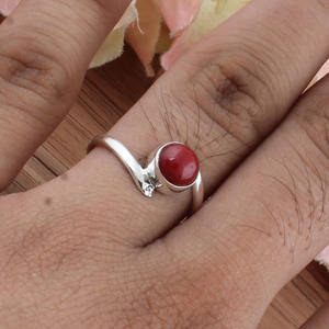 Anillo de Plata de Ley con Coral Rojo Natural, Anillo Clásico y Delicado para Boda o Piedra de Nacimiento, Joyería Minimalista con Gema Tallada - Product Image 4