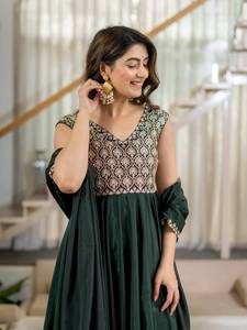 Ensemble Anarkali vert foncé avec haut brodé, longueur ras du sol, et dupatta pour femme – Tenue de soirée traditionnelle pour mariage et événements festifs - Product Image 1
