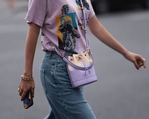 เสื้อยืดกราฟิกสตรีทสำหรับผู้หญิง ผ้าเนื้อบางเบา แฟชั่นทันสมัย สไตล์ลำลอง ชุดลำลองสำหรับไลฟ์สไตล์สมัยใหม่ พร้อมใส่เดินเล่นบนถนน สวยเก๋ - Product Image 3