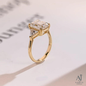 Bague de Fiançailles et de Mariage pour Femme en Moissanite Certifiée IGI, Plaqué Rhodium Couleur Or, Coupe Émeraude, Forme Triangle, Tendance - Product Image 2