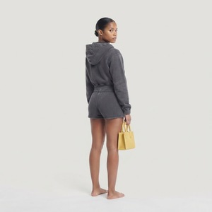 Ensemble décontracté deux pièces gris pour femme : crop top à capuche et short à manches longues, couleur unie - Product Image 3