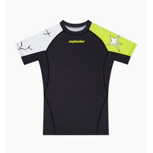 Saqbandco Rashguard noir à manches courtes avec manches blanches/jaunes, logo frontal, séchage rapide, UPF50+, anti-bactérien, pour adultes - Product Image 5