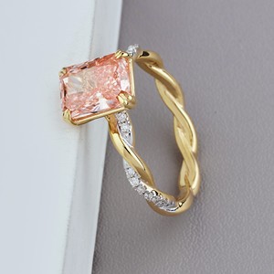 Anillo de compromiso solitario con diamante cultivado en laboratorio con certificación IGI, corte radiante color melocotón, engaste de púas, banda retorcida y detalles pavé en oro de 9K - Product Image 3