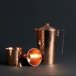Ensemble de carafes en cuivre pour une ambiance de réception élégante et moderne, service d'eau en métal avec verres, durable, réutilisable, pour la cuisine. - Product Image 3