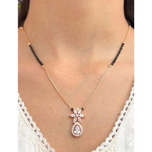 Collier Mangalsutra plaqué or pour femme, chaîne de perles noires avec pendentif en cristal floral - Product Image 3