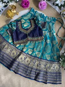 Nuevo conjunto de lehenga de seda con buta tejida con zari y estampado de hojas, blusa con trabajo Magham, disponible para compra en línea en India. - Product Image 4