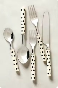 Ensemble de couverts modernes en métal avec manches en céramique ondulées rouges, finition miroir haute brillance, compatible lave-vaisselle, idéal pour les réceptions - Product Image 5