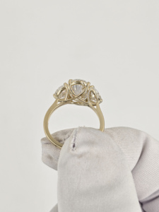 Anillo de diamante cultivado en laboratorio en oro amarillo de 14K y 18K |   Diamante Ovalado Central con Piedras Laterales en Forma de Media Luna |   Joyería Fina para Compromiso de Mujeres - Product Image 5