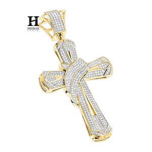 Colgante de cruz con diamantes cultivados en laboratorio, chapado en oro de 14K, estilo hip hop, con cinta drapeada, para hombre. - Product Image 4