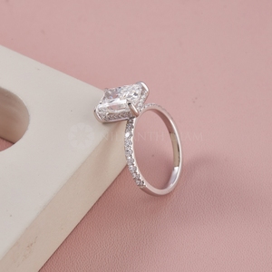 Anillo de Diamante Cultivado en Laboratorio con Corte Baguette, Diseño Moderno, Oro Blanco con Incrustaciones, Certificado IGI con Claridad VVS para Mujer, en Venta - Product Image 2