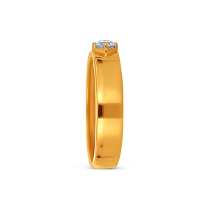 Bague solitaire pour homme Eminence, bague de luxe à large bande avec diamant solitaire rond en or jaune 18 carats - Product Image 4
