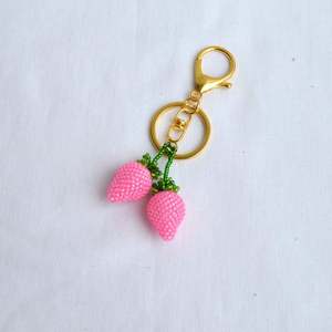 พวงกุญแจสตรอว์เบอร์รี่สีชมพูคู่ ประดับลูกปัด ทำมือ เป็นมิตรกับสิ่งแวดล้อม ของขวัญแต่งงานสำหรับผู้หญิง ดีไซน์สวยงาม โดย MULTI CRAFT - Product Image 4