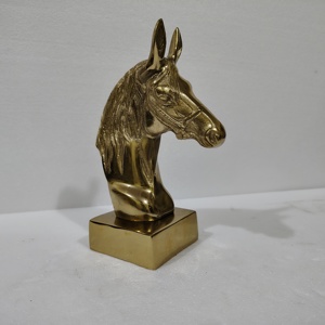 Sculpture en métal moderne CHETAK en forme de tête de cheval avec couleurs et dimensions personnalisables sur la base, finition argentée - Product Image 6