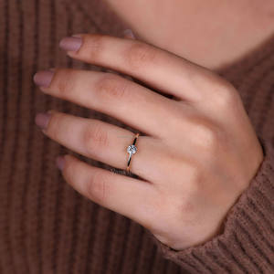 แหวนหมั้นโซลิแทร์เพชรสำหรับห้องปฏิบัติการแหวนหมั้นดีไซน์แบบเรียบง่ายมีง่ามกรงเล็บคู่14K แข็งสีเหลืองทองได้รับการรับรอง IGI - Product Image 6