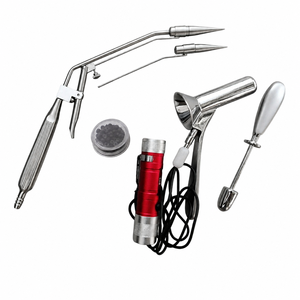 Kit d'Instruments en Acier Inoxydable Certifié CE pour Hémorroïdes avec Ligateur à Aspiration, Proctoscope, Source Lumineuse et Bandes de Caoutchouc - Product Image 1