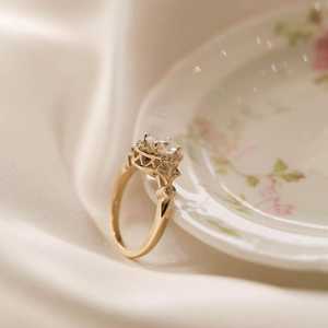 แหวนหมั้นเพชรโมอิสซาไนต์ทรงรี 2 กะรัต ประดับเพชรรอบวง ทองคำแท้ 14K สไตล์วินเทจ สำหรับเป็นของขวัญวันครบรอบสำหรับผู้หญิง - Product Image 2