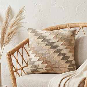 Housse de coussin en jute et coton avec motif chevron audacieux pour une décoration moderne de style farmhouse et moderne du désert - Product Image 4