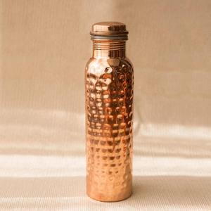 Botella moderna de cobre para bebidas con tapa verde y acabado martillado, diseño portátil - Product Image 3