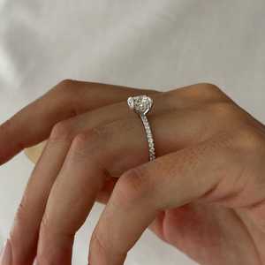 Bague de fiançailles en diamant de laboratoire taille coussin de 2 carats, avec halo caché et pavé de diamants taille coussin, or blanc, certifiée IGI - Product Image 2