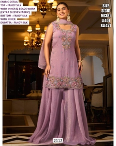 Ensemble Sharara brodé Bandhani en crêpe et soie, style traditionnel, pour mariage, fête, occasion spéciale, longueur au sol - Product Image 1