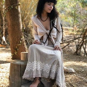 Falda Maxi Ligera de Algodón Tejida a Mano Estilo Bohemio para Mujer con Estampado Tribal y Dobladillo Deshilachado, Ideal para el Verano - Product Image 4