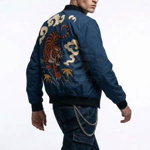 Chaqueta Sukajan de estilo urbano moderno con bordados y tela suave, con un look elegante para la moda urbana. - Product Image 5