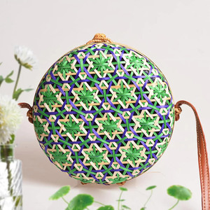 Bolso cruzado redondo de bambú para mujer, bolsa de bambú moderna, hecha a mano, circular, de color, con correa larga, hecho en Vietnam - Product Image 3