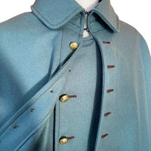Reproduction d'un grand manteau militaire américain de l'Union, souvent appelé manteau de cavalerie ou de chasse. Il est doté de boutons double-aigle. - Product Image 3