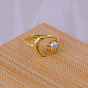 Anillo único de luna creciente de nácar - Anillo celestial bohemio chapado en oro hecho a mano - Regalo de joyería para aniversario o cumpleaños - Product Image 4