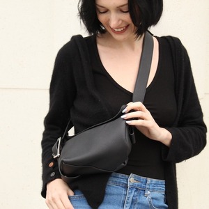 Sac bandoulière en cuir grainé avec sangle réglable et boucle argentée – Sac à main minimaliste pour le quotidien, élégant et léger, idéal pour les voyages - Product Image 4