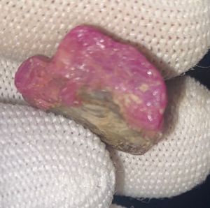 พลอยทับทิมดิบธรรมชาติจากเคนยา เหมืองเฟโมส จอห์น โซล น้ำหนัก 26.10 กะรัต - Product Image 2