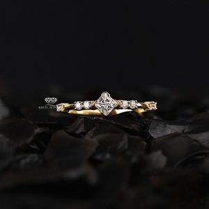 Anillo de Compromiso de Diamantes con Corte Princesa en Oro Amarillo para Mujer, Estilo Clásico, Piedra Natural, Precio de Mayoreo, KIRIT JEWELRY - Product Image 1